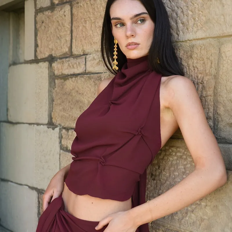 Top Halter con Lazo, Hueco en la Espalda y Plisado que Muestra el Abdomen