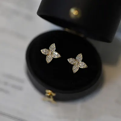 Pendientes de botón de plata 925 chapada en oro de 14K, forma de hortensia, pequeño diamante floral, temperamento, diseño nicho coreano japonés para mujer