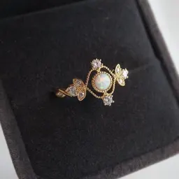 Anel feminino com pedra de opalo natural incrustada, banhado a ouro de cobre