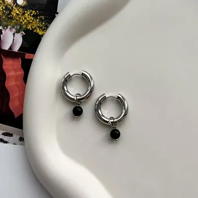 Öronklämma för kvinnor med munk-formade akrylsvarta pärlor