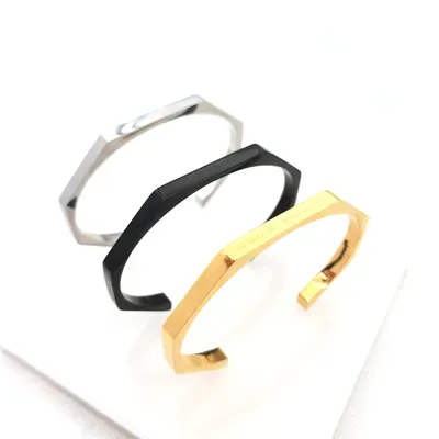 Fyrkantigt armband med diamant och slät öppning