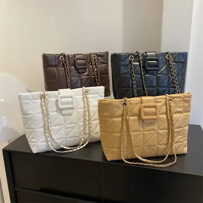 Bolsa de corrente de estilo pequeno luxo, nova tendência da moda, bolsa de ombro única para deslocamento urbano nicho