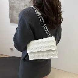 Bolso de hombro con cadena y diseño de grabado informal sencillo y elegante para mujer