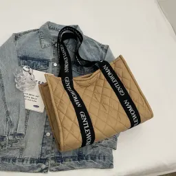 Bolsa Almofadada de Algodão Casual com Estampa de Letras e Lattice de Diamante, Nova Bolsa de Ombro Texturizada e Moderna