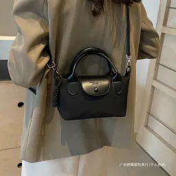 Nylonväv liten väska för kvinnor, ny enkel casual handväska, pendlerväska, stilfull och mångsidig axel-/crossbodyväska