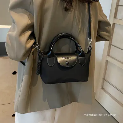 Nylonväv liten väska för kvinnor, ny enkel casual handväska, pendlerväska, stilfull och mångsidig axel-/crossbodyväska