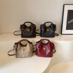 Nova mala crossbody versátil popular de outono e inverno, mala de mão de balde moderna