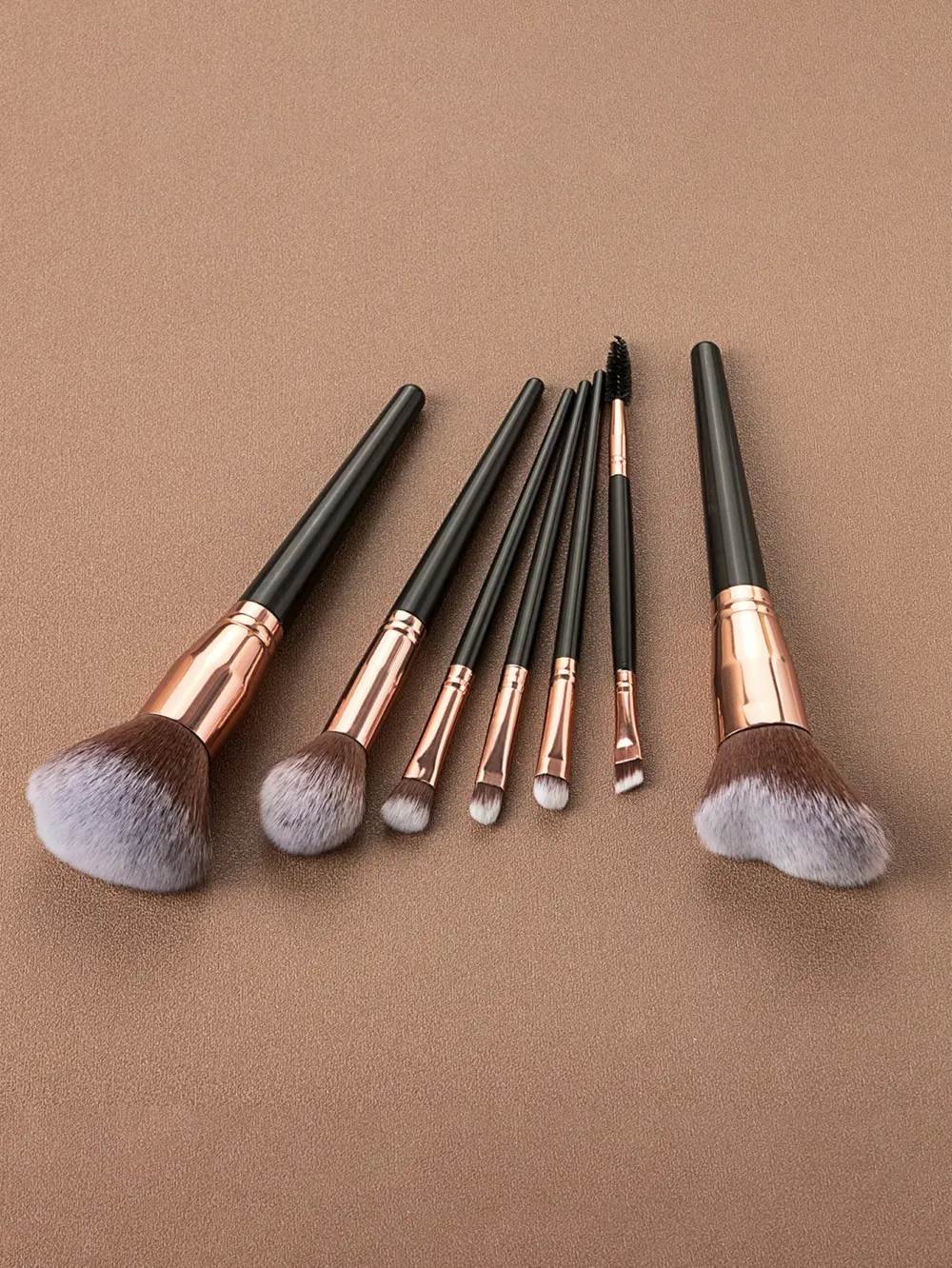 Set de 7 brochas de maquillaje profesionales grandes negras + bolsa para brochas de maquillaje, incluye brochas para rubor, brochas multifuncionales, brochas para polvos, brochas para sombras de ojos, brochas para corrector, brochas para cejas, brochas para contorno, etc. También se puede usar como cepillo para limpiar uñas.