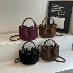 Bolsa de Mão de Camurça de Alta Gama, Bolsa Cesto, Nova Bolsa Plissada de Ombro e Transversal Elegante e Niche para Mulheres