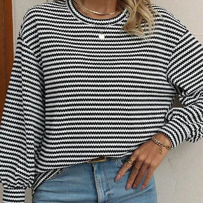 Pullover de Tricô Solto Casual Estilo Europeu e Americano para Mulheres, Moletom com Capuz, Nova Coleção Outono 2024, Camiseta de Manga Comprida com Ombros Caídos, Cor-Bloqueio Listrada para Mulheres