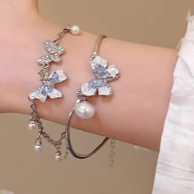 Pulseira de borboleta com pedra esmagada azul degradê, pulseira feminina de verão, de nicho e alta qualidade, com temperamento, joia manual, pulseira personalizada para melhores amigas estudantes