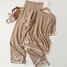 Conjunto de duas peças: top de tricô de manga curta com corte de cores e fenda, calças de cintura alta, slim e pernas largas