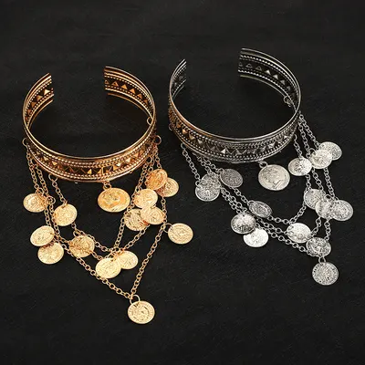 Braçadeira com moeda de metal e borlas, estilo jeans