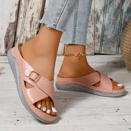 Chinelos de praia com tiras cruzadas