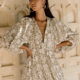 Vestido com estampa boémia, com mangas de lanterna de cinco pontos e estampa floral