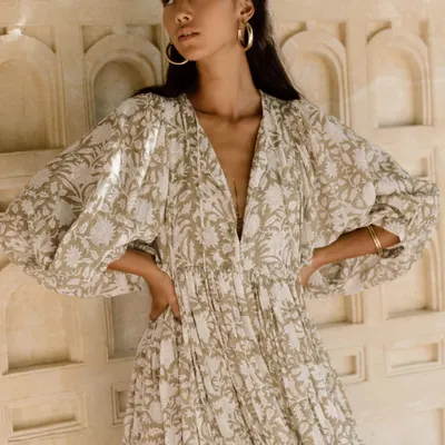 Vestido bohemio con estampado floral, manga de linterna de cinco puntas y cuello en V