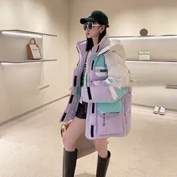 Casaco de penas da marca trendy, com design de cores contrastantes, estilo europeu, novo de inverno de 2024, capuz, solto, casaco exterior fashion, cores contrastantes, espesso, tendência popular