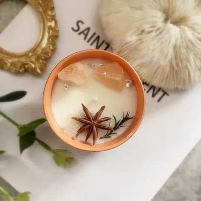 شموع معطرة يدوية من حجر الملح البرتقالي، شموع الصويا، شموع على شكل، شموع في أكواب زجاجية ملونة، هدية