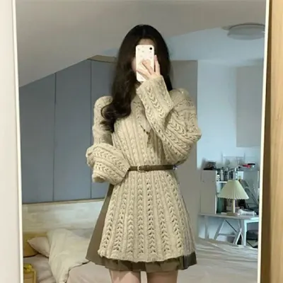 Höst internetkändis salt-stil petite outfit, långärmad ihålig stickad tröja, plisserad kjol, snygg åldersreducerande tvådelad set för kvinnor