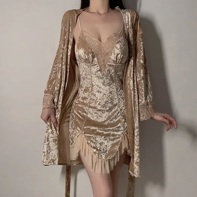 Pijama de veludo doce, com design de decote em V profundo e renda, efeito push-up