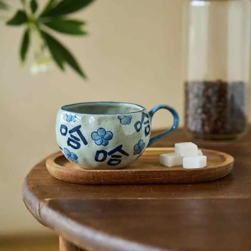 Chávena de pedra azul e branca, desenhada à mão, para café, chama-se Haha