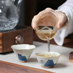 Taza de cerámica vintage de hierba gris pintada a mano en azul y blanco