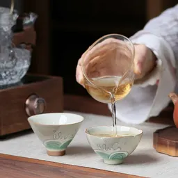 Taza de Cerámica Gris con Forma de Sombrero de Bambú Pintada a Mano con Hierba y Madera