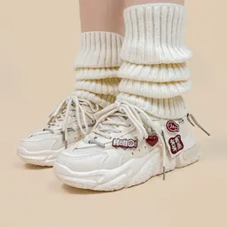 Sapatos desportivos e de lazer femininos com sola grossa branca