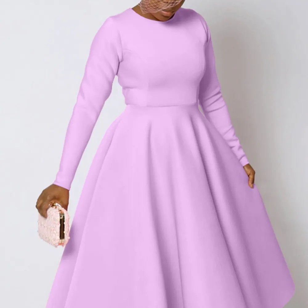 Vestido de manga comprida, gola redonda e saia ampla, cor lisa, para uso casual