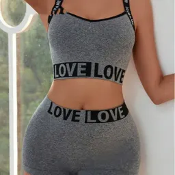 Camisola com letras LOVE na cintura e calções femininos