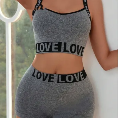 Camisola com letras LOVE na cintura e calções femininos