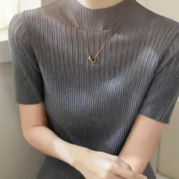 Suéter de manga curta, slim-fit, gola meia-altura em malha para mulher