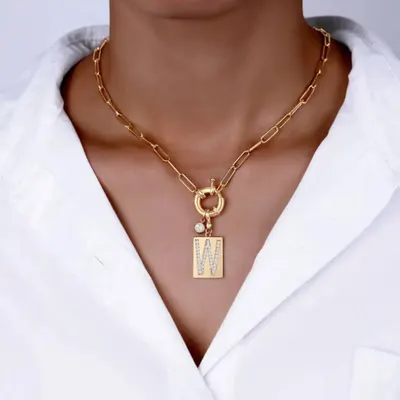 Lägg på initial halsband med hängsmycke