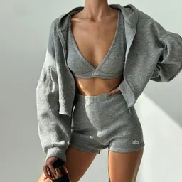 Conjunto de tres piezas casual: jersey de punto con cremallera, sujetador de copa triangular con cuello en V y pantalones cortos