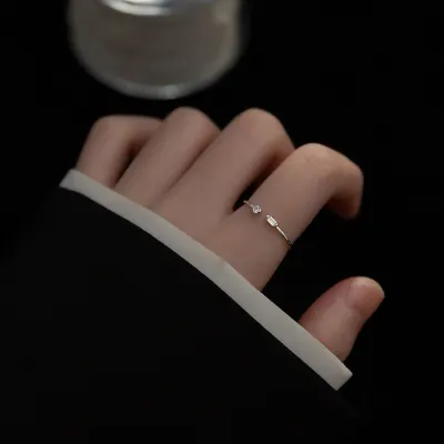 Anel aberto de prata S925 com pequeno diamante quadrado para mulher