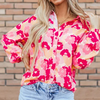 Camisa com estampa floral desabrochada e mangas bufantes com botões