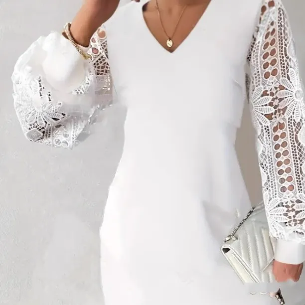 V-neck stickad klänning med spetsinlägg