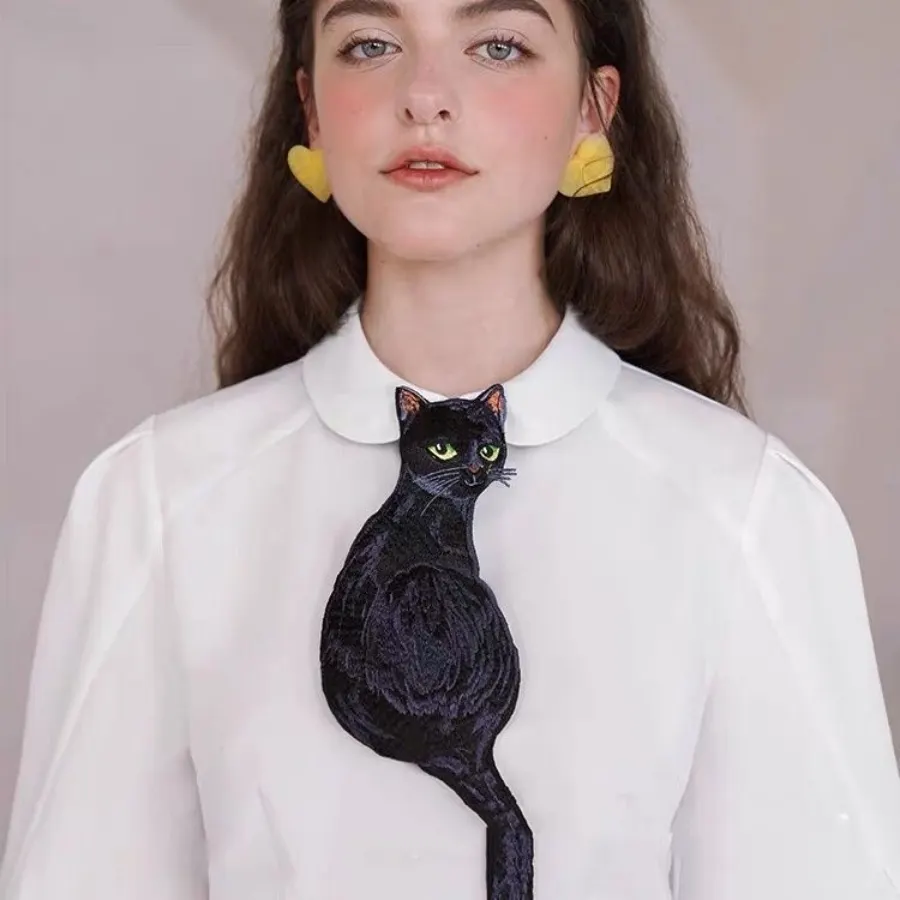 Gravata feminina de laço retro com gato preto, design minoritário