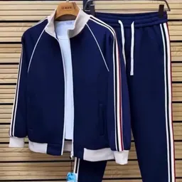 Fato casual masculino de gola alta com riscas