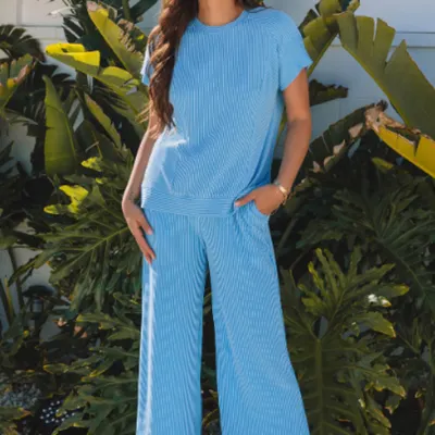 Blå solid corded knit kortärmad t-shirt och vidbens byxor set