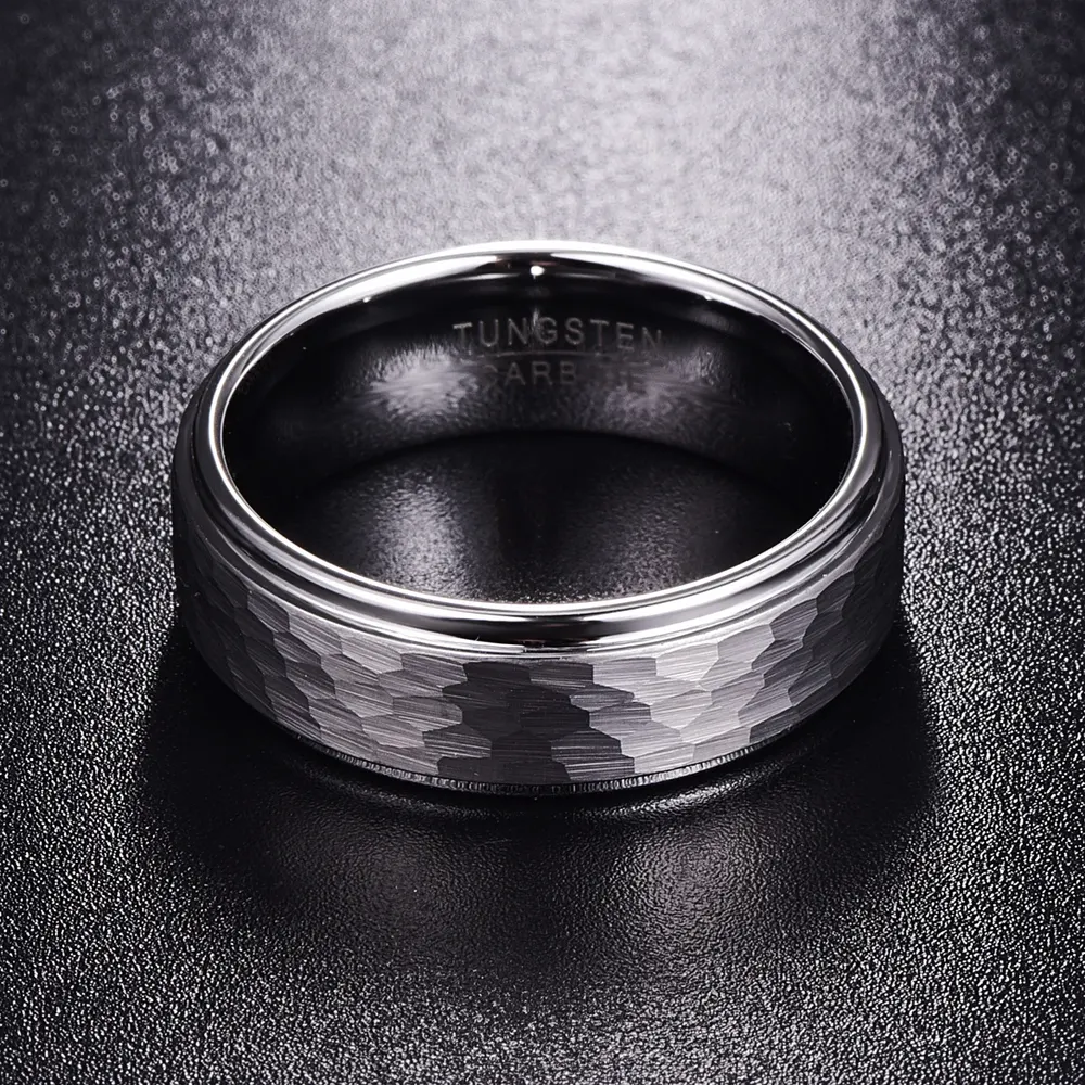 Anel de tungsténio masculino de aço de 8mm de largura com padrão hexagonal fosco e escovado
