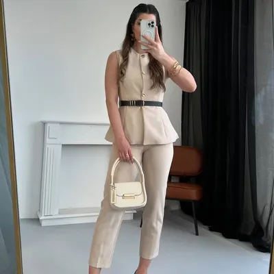 Camisa sem mangas com cinto, vestido de bandagem e colete cintado