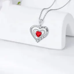 Fashionabel romantisk halsband med hjärta för kvinnor, omgivet av detaljer