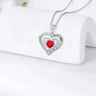 Colar feminino com pingente de coração romântico e moderno, rodeado de detalhes