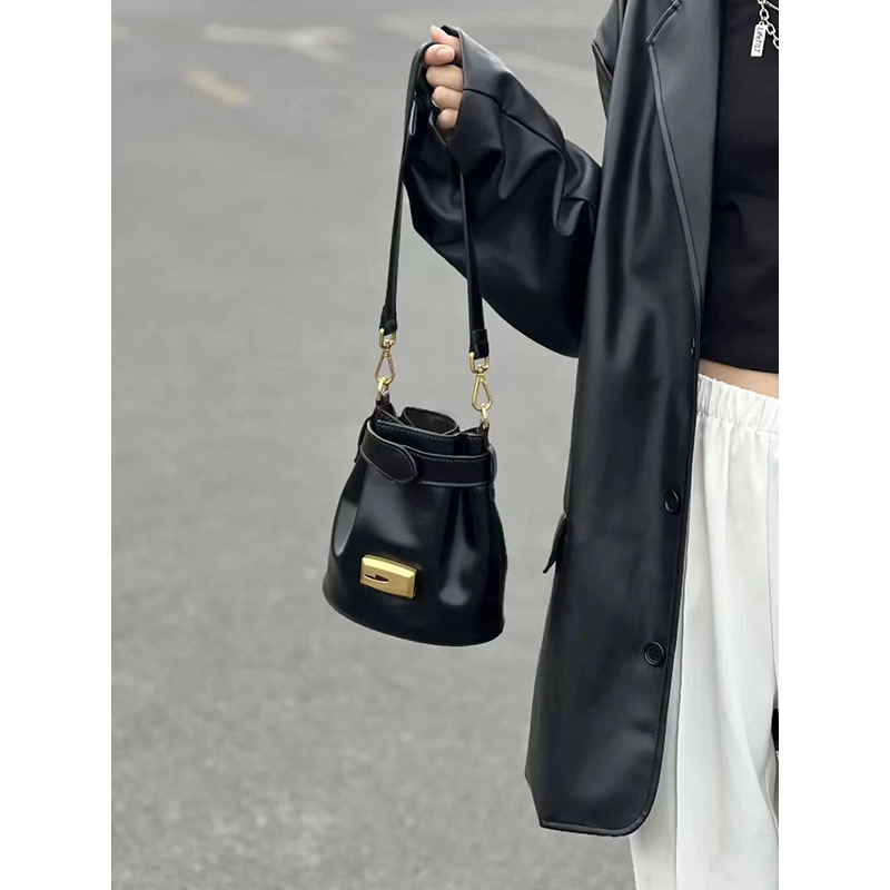 New texture niche design high-end fashion commuter shoulder messenger bag
