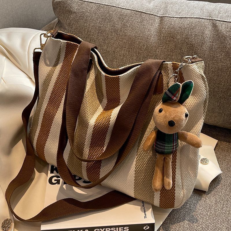 New trendy shoulder bag, fashionable urban large-capacity canvas texture handbag, simple commuter casual tote bag