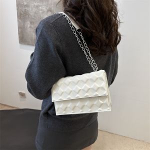 Bolso de hombro con cadena y diseño de grabado informal sencillo y elegante para mujer