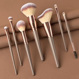 7本 プロフェッショナル 大型 ブラウン メイクブラシセット + メイクブラシバッグ ブラッシュブラシ、多機能ブラシ、パウダーブラシ、アイシャドウブラシ、コンシーラーブラシ、眉ブラシ、コントゥアブラシなどを含む。ネイルクリーニングブラシとしても使用可能