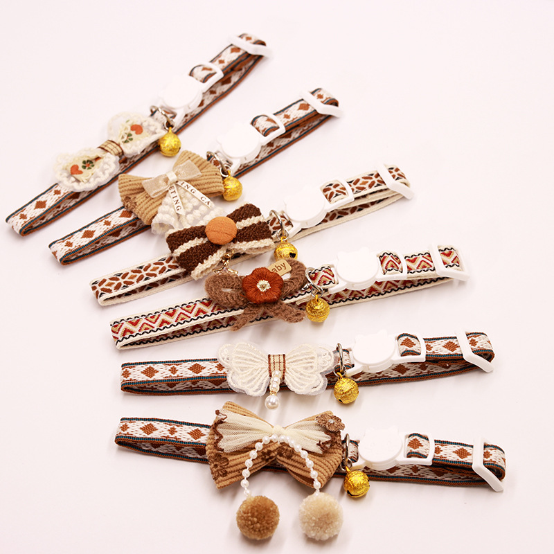 コーヒー色の蝶ネクタイ型猫用首輪 ビーズ・レース・鈴付き ブレーカウェイ式安全バックル